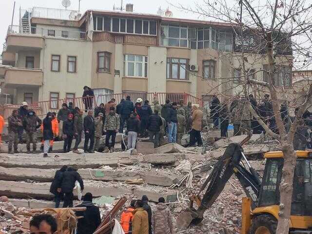 Türkiye güne acı uyandı! İşte 7,4 şiddetindeki depremin vurduğu 11 ilimizden yürek yakan kareler