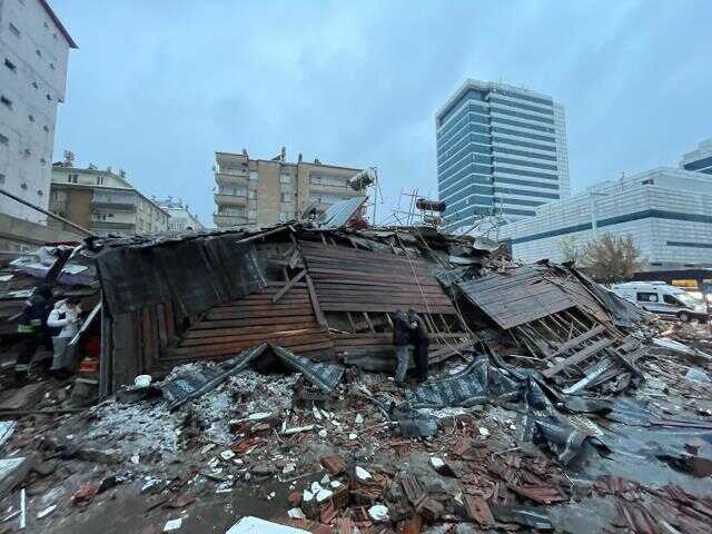 Türkiye güne acı uyandı! İşte 7,4 şiddetindeki depremin vurduğu 11 ilimizden yürek yakan kareler