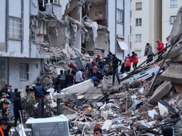 Türkiye güne acı uyandı! İşte 7,4 şiddetindeki depremin vurduğu 11 ilimizden yürek yakan kareler