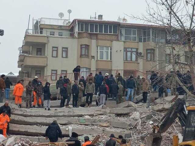 Türkiye güne acı uyandı! İşte 7,4 şiddetindeki depremin vurduğu 11 ilimizden yürek yakan kareler