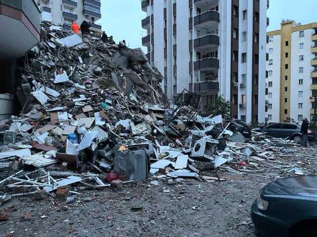 Türkiye güne acı uyandı! İşte 7,4 şiddetindeki depremin vurduğu 11 ilimizden yürek yakan kareler