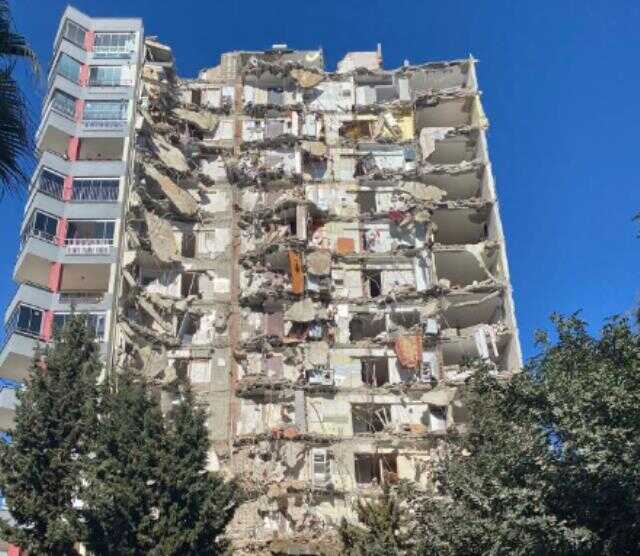 Yeni deprem 12 katlı binayı yıktı, yan bloktaki mahsur kalanlar kurtarılıyor