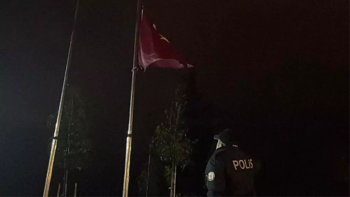 Zonguldak'ta bayraklar yarıya indirildi