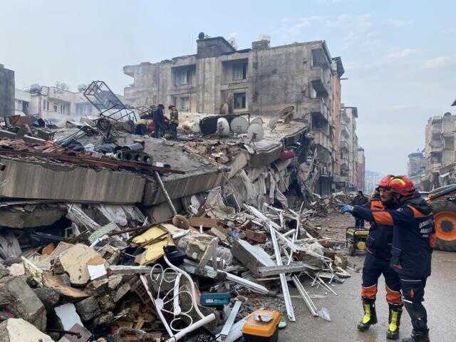 Ailesiyle enkaz altında kalan babadan acı çağrı: Beni çıkartırsanız çocuklarımın yerini gösterebilirim