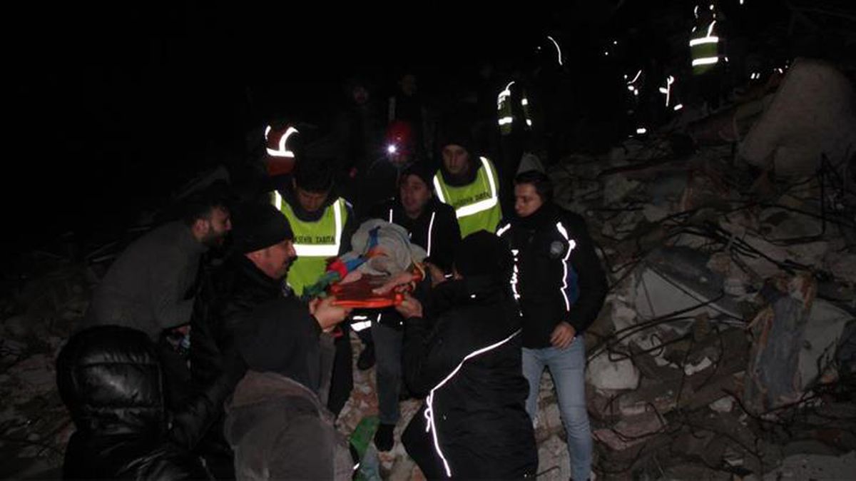 Depremde ağır yara alan Hatay'da 26 saat sonra gelen mutluluk! 2 çocuk enkazdan sağ olarak kurtarıldı
