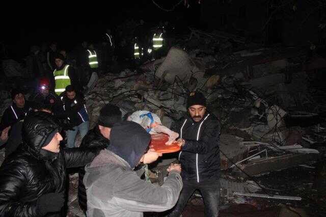Depremde ağır yara alan Hatay'da 26 saat sonra gelen mutluluk! 2 çocuk enkazdan sağ olarak kurtarıldı