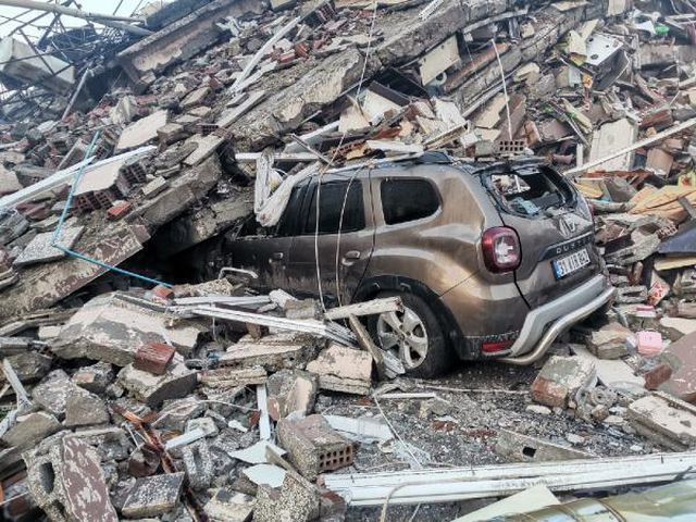 Enkazda tek başına! Minik bedeni göçük altında kalan çocuk bu şekilde kurtarılmayı bekledi Enkazda tek başına! Minik bedeni göçük altında kalan çocuk bu şekilde kurtarılmayı bekledi