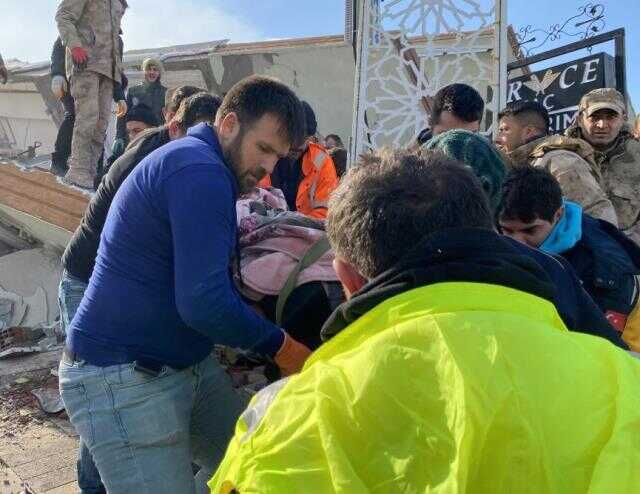 Enkazdan 30 saat sonra anne sağ çıktı, 2 çocuğu ise hayatını kaybetti