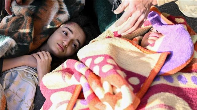 Hatay'da anne ve iki kızı depremden 33 saat sonra enkazdan sağ çıkarıldı