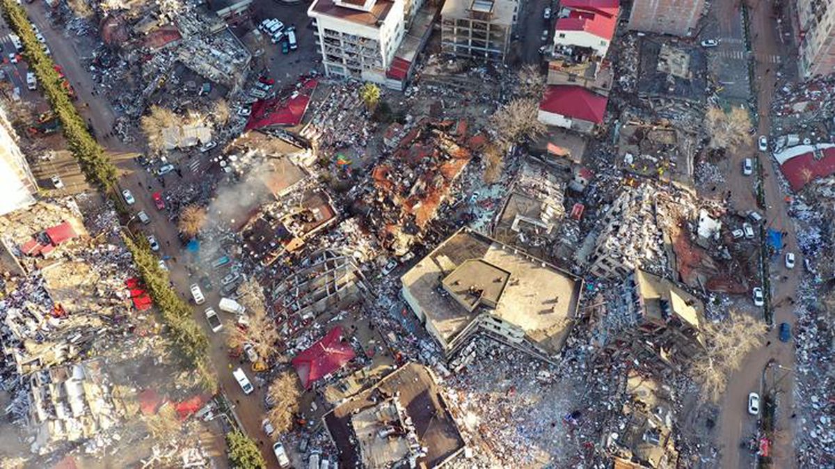 Kahramanmaraş'ın merkezinde bulunan Trabzon Caddesi'ndeki büyük yıkım havadan görüntülendi