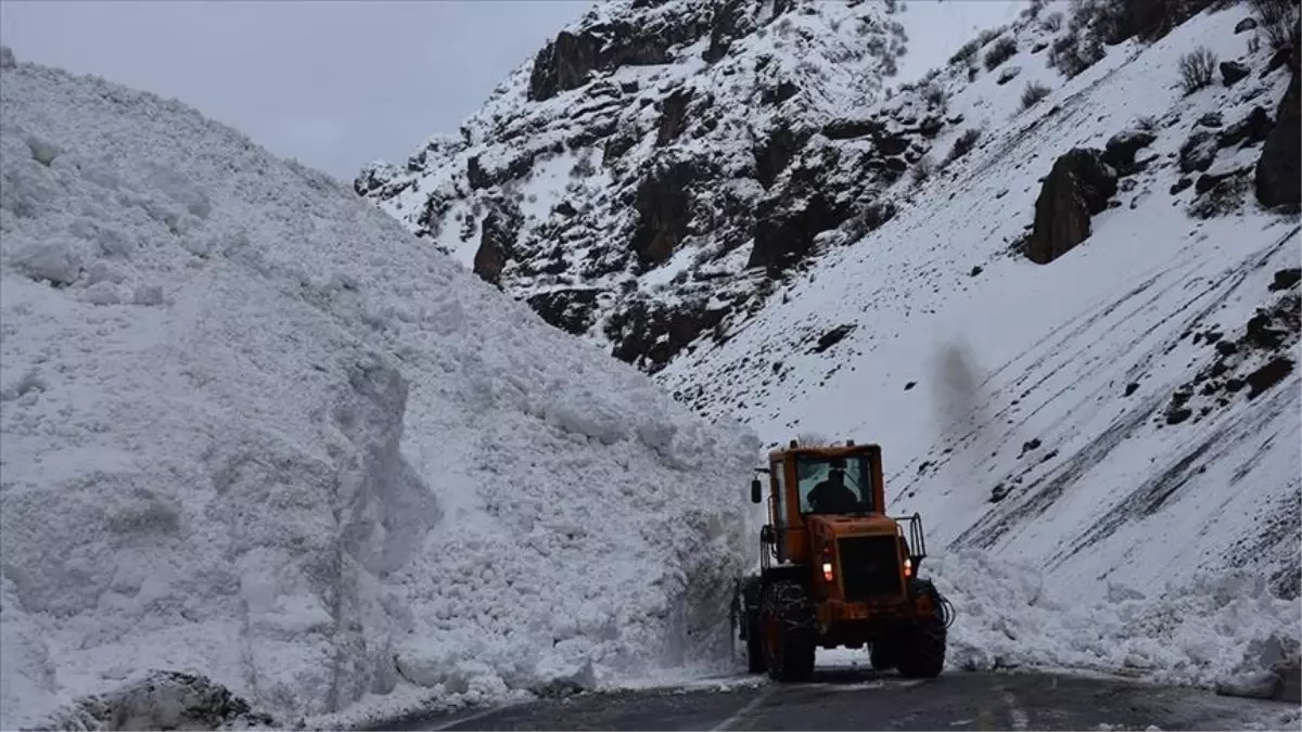Trafiğe kapalı olan yollar! Hangi yollar trafiğe kapalı? Deprem ve çığ nedeniyle trafiğe kapalı yollar!