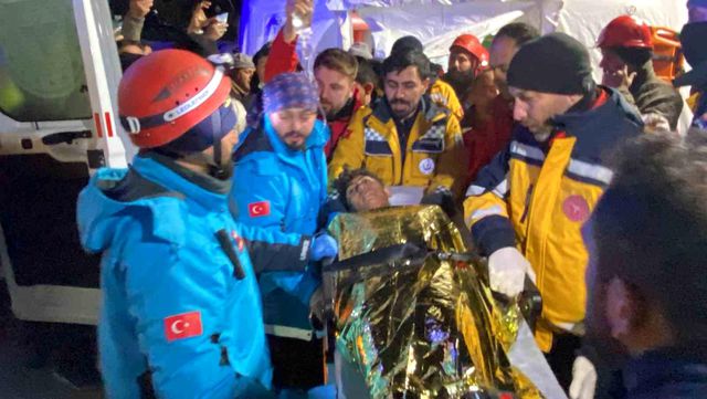66 saat göçükte kalan gencin ilk isteği çikolata oldu