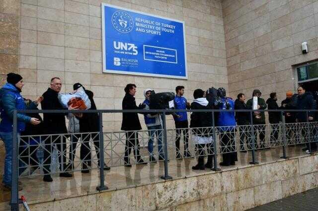 Balıkesir vali yardımcısı İrfan Demiröz'ün yönettiği yardımlar depremzedelere gönderiliyor