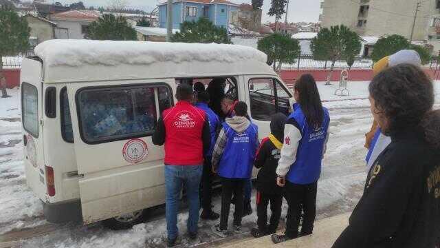 Balıkesir vali yardımcısı İrfan Demiröz'ün yönettiği yardımlar depremzedelere gönderiliyor