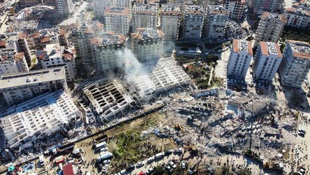 'Cennetten bir kare' diye reklamı yapılan 250 daireli rezidans, depremde yerle bir oldu