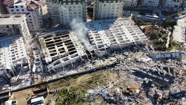 'Cennetten bir kare' diye reklamı yapılan 250 daireli rezidans, depremde yerle bir oldu