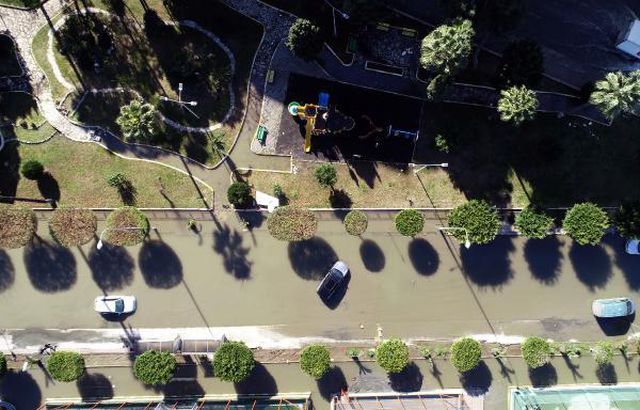 Deniz seviyesinin yükseldiği İskenderun'da caddeler göle döndü, işyerleri boşaltıldı, araçlar mahsur Deniz seviyesinin yükseldiği İskenderun'da caddeler göle döndü, işyerleri boşaltıldı, araçlar mahsur