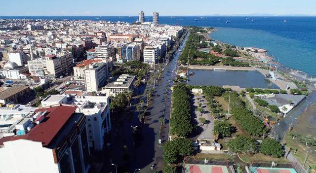 Deniz seviyesinin yükseldiği İskenderun'da caddeler göle döndü, işyerleri boşaltıldı, araçlar mahsur Deniz seviyesinin yükseldiği İskenderun'da caddeler göle döndü, işyerleri boşaltıldı, araçlar mahsur