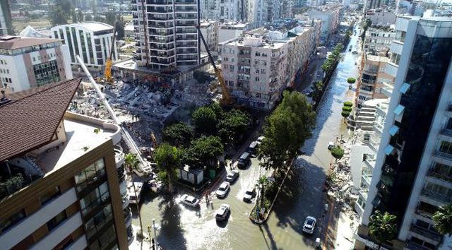 Deniz seviyesinin yükseldiği İskenderun'da caddeler göle döndü, işyerleri boşaltıldı, araçlar mahsur Deniz seviyesinin yükseldiği İskenderun'da caddeler göle döndü, işyerleri boşaltıldı, araçlar mahsur