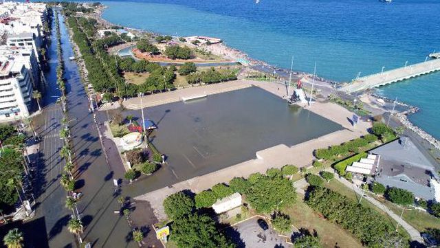 Deniz seviyesinin yükseldiği İskenderun'da caddeler göle döndü, işyerleri boşaltıldı, araçlar mahsur Deniz seviyesinin yükseldiği İskenderun'da caddeler göle döndü, işyerleri boşaltıldı, araçlar mahsur