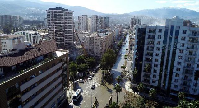 Deniz seviyesinin yükseldiği İskenderun'da caddeler göle döndü, işyerleri boşaltıldı, araçlar mahsur Deniz seviyesinin yükseldiği İskenderun'da caddeler göle döndü, işyerleri boşaltıldı, araçlar mahsur