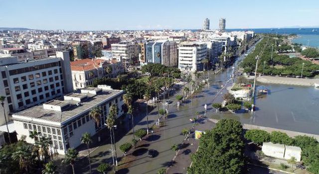 Deniz seviyesinin yükseldiği İskenderun'da caddeler göle döndü, işyerleri boşaltıldı, araçlar mahsur Deniz seviyesinin yükseldiği İskenderun'da caddeler göle döndü, işyerleri boşaltıldı, araçlar mahsur