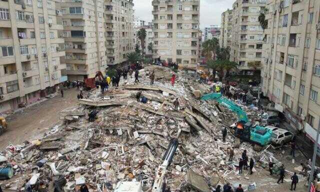 Dünya basını Türkiye'yi konuşuyor: Yüzyılın en ölümcül depremlerinden biri Dünya basını Türkiye'yi konuşuyor: Yüzyılın en ölümcül depremlerinden biri