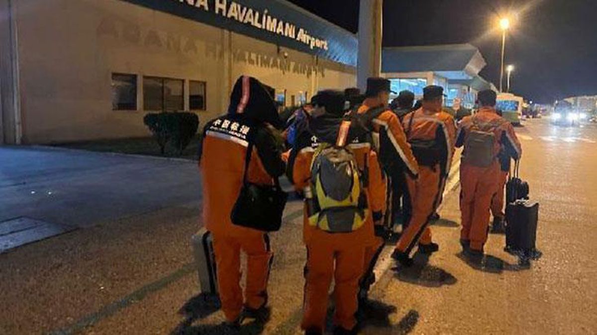 Dünyadan yardımlar gelmeye devam ediyor! Çin'den çıkan 90 kişilik ekip Adana'ya geldi