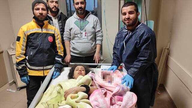 Enkaz altında kalan 7 yaşındaki Elif ile ekiplerin konuşması duygulandırdı: Buradaki en güçlü kişi sensin Enkaz altında kalan 7 yaşındaki Elif ile ekiplerin konuşması duygulandırdı: Buradaki en güçlü kişi sensin