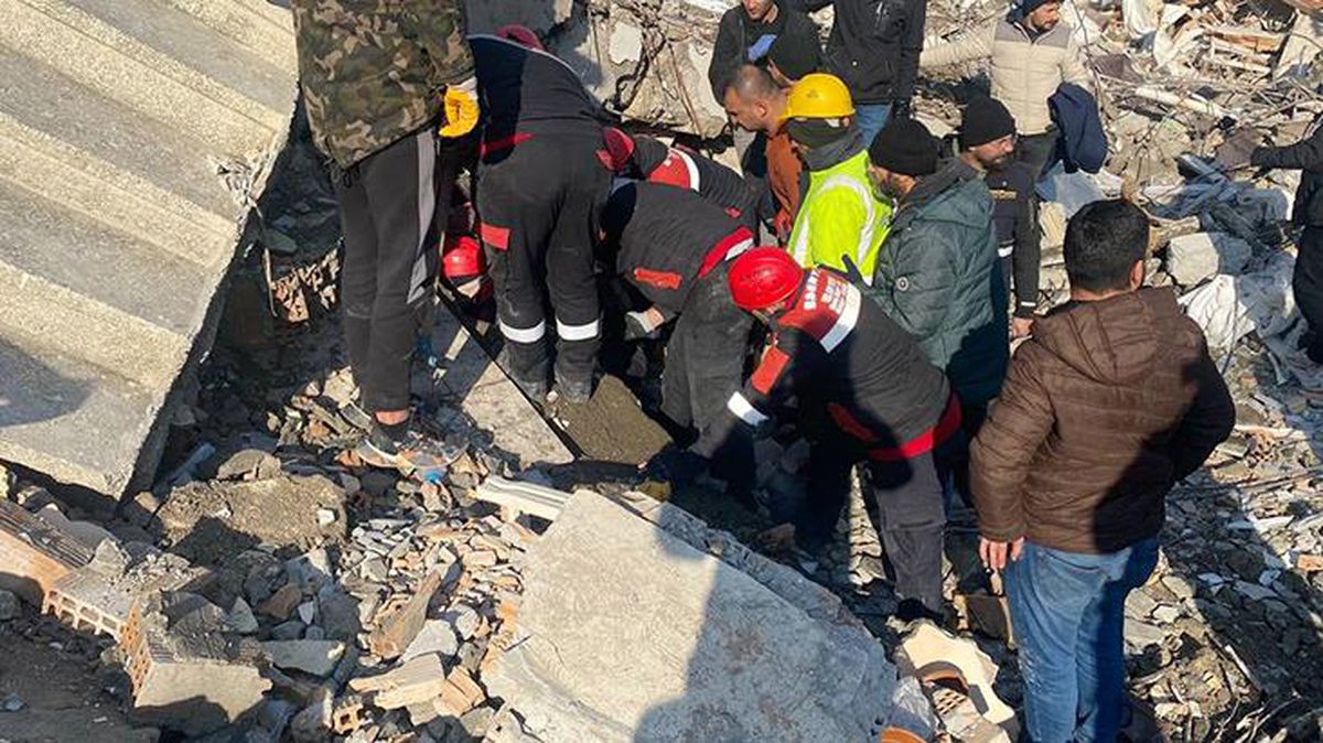 Enkaz altından 54 saat sonra kurtarılan engelli kız: Gelmiyorum, uyuyacağım