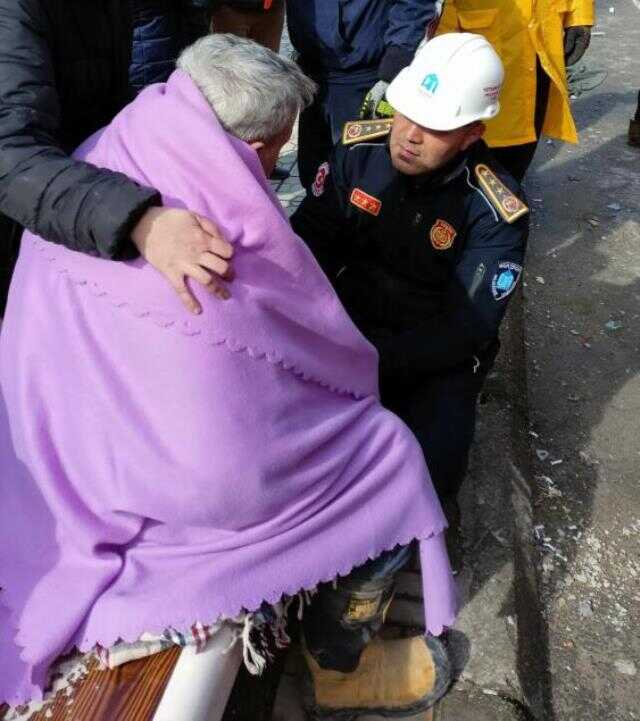 Enkazdan çıkarılan yaşlı adamla, kendisine botlarını veren itfaiye eri arasındaki diyalog yürekleri dağladı Enkazdan çıkarılan yaşlı adamla, kendisine botlarını veren itfaiye eri arasındaki diyalog yürekleri dağladı
