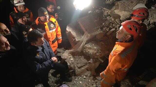 Gaziantep'te 61 yaşındaki adam enkazdan sağ çıkarıldı: Saatler sonra gelen mucizeye Bakan Kurum da tanıklık etti Gaziantep'te 61 yaşındaki adam enkazdan sağ çıkarıldı: Saatler sonra gelen mucizeye Bakan Kurum da tanıklık etti