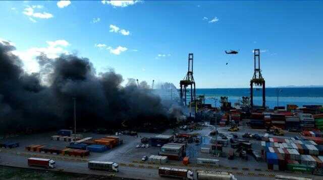 İskenderun Limanı'nda devam eden yangını söndürme çalışmaları dronla görüntülendi