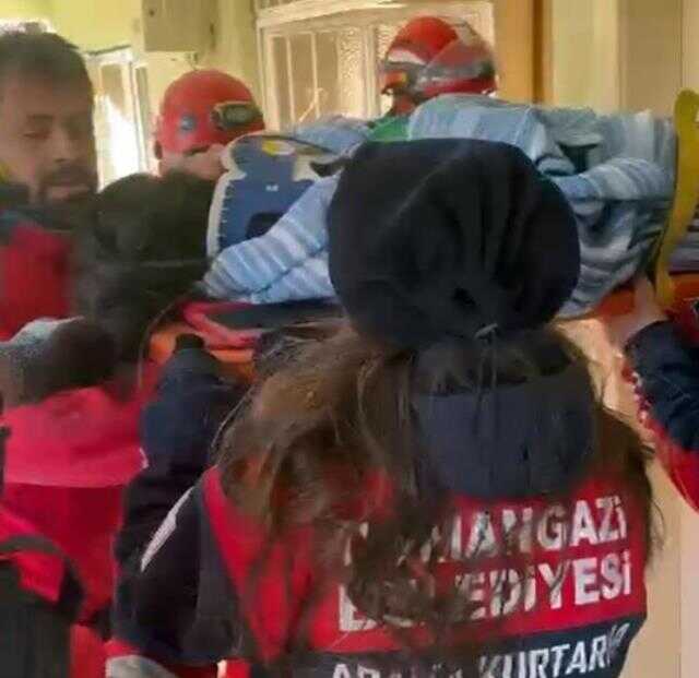 Kahramanmaraş'ta 'Beni bırakmayın ne olur' diyen genç kız, saatler süren çalışmayla kurtarıldı