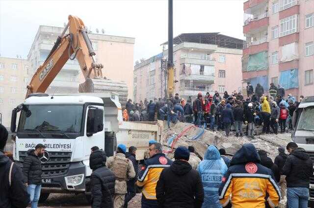Son Dakika: 10 ili vuran depremde bilanço her geçen dakika ağırlaşıyor! Hayatını kaybedenlerin sayısı 5 bin 894'e yükseldi
