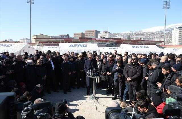 Son Dakika! Cumhurbaşkanı Erdoğan deprem bölgesinde: Vefat edenlerin sayısı 8 bin 574'e yükseldi Son Dakika! Cumhurbaşkanı Erdoğan deprem bölgesinde: Vefat edenlerin sayısı 8 bin 574'e yükseldi