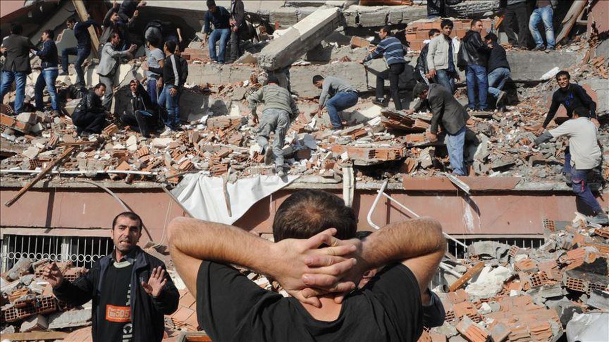 Van depreminde kaç kişi öldü 2011? 2011 Van depreminde kaç bina yıkıldı, deprem şiddeti kaç?