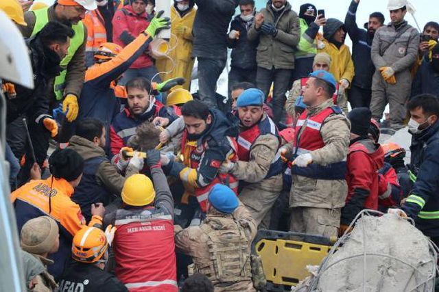 Yıkılan 10 katlı apartmandan 81 saat sonra gelen mucize ses! 6 yaşındaki Beşir kurtarıldı