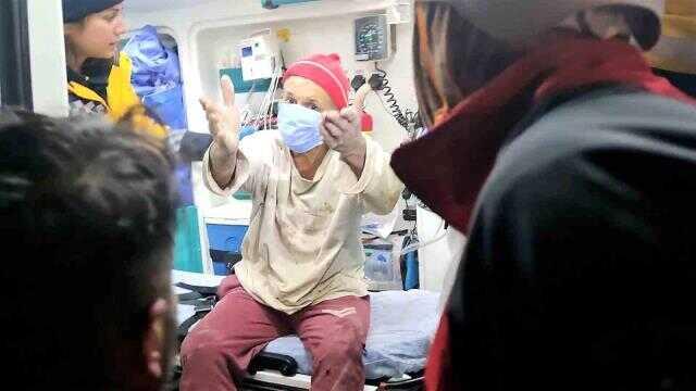 79 yaşındaki adam ayaklarına doladığı bez parçalarıyla 72 saat yaşama tutundu