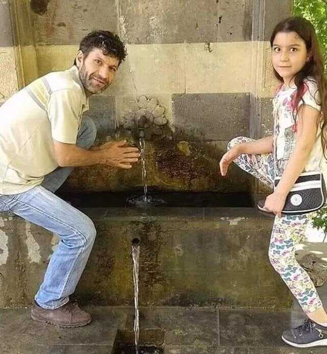 Enkaz altında can veren kızının elini bir an olsun bırakmamıştı! Geriye mutluluk dolu bu kareleri kaldı