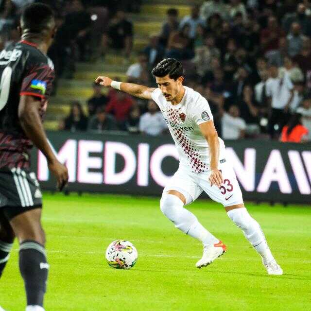 Enkazdan annesini çıkaran Hataysporlu futbolcu, şok içinde yalın ayak yürürken bulundu