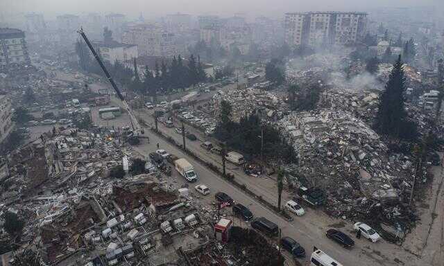 Hatay'a girişte 40 kilometrelik araç kuyruğu havadan görüntülendi! Araçlar güçlükle ilerliyor