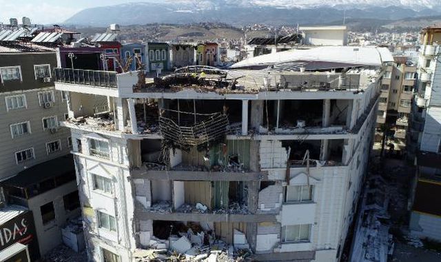 Depremden etkilenen Hatay'ın Kırıkhan ilçesinde marketler yağlamandı, ilçe sakinleri öfkeli: İçimizde böyle kötü niyetliler var