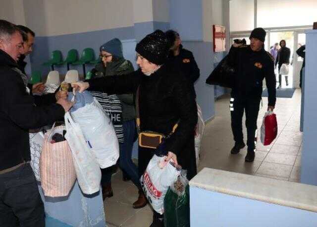 Keşan Belediyesi'nde deprem yardımlarını çaldığı iddia edilen 4 kadın personel açığa alındı Keşan Belediyesi'nde deprem yardımlarını çaldığı iddia edilen 4 kadın personel açığa alındı