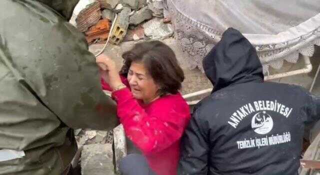 Mucizeyi kendi yarattı! Polis baba, 5 kişilik ailesini enkaz altından gardırop askılığıyla kurtardı