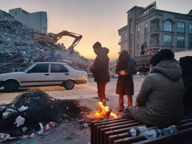 Bina çöktü 8-10 adım sonra kendini caddede buldu, kocası ve oğlunun kurtarılmasını bekliyor