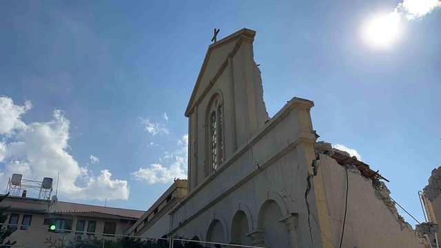 Depremde tarihi kilise de yıkıldı