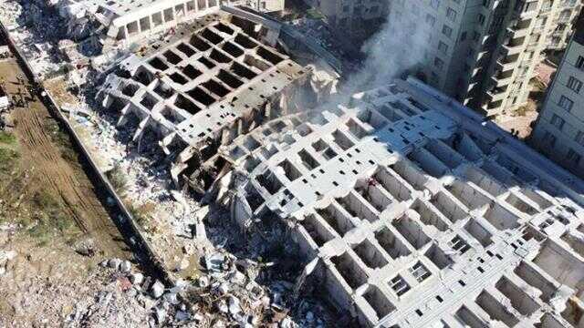 Depremde yıkılan Rönesans Rezidans'ın müteahhidi, paralarla yurt dışına kaçmaya çalışırken yakalandı