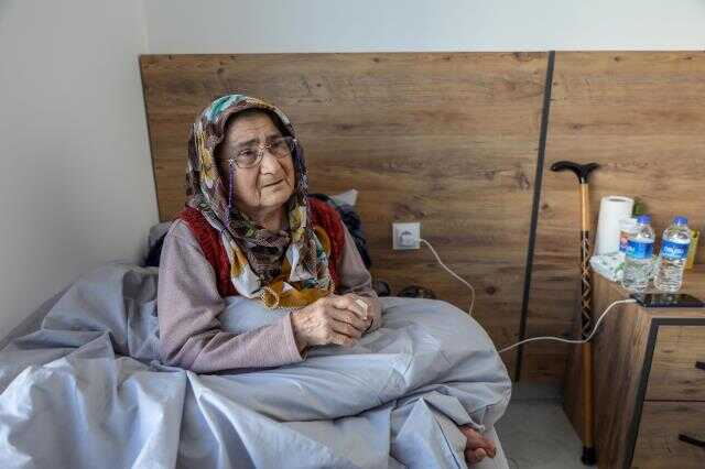 Depremden kurtulan yaşlı kadın geride bıraktığı 7 çocuğu ve 12 torununa ağlıyor