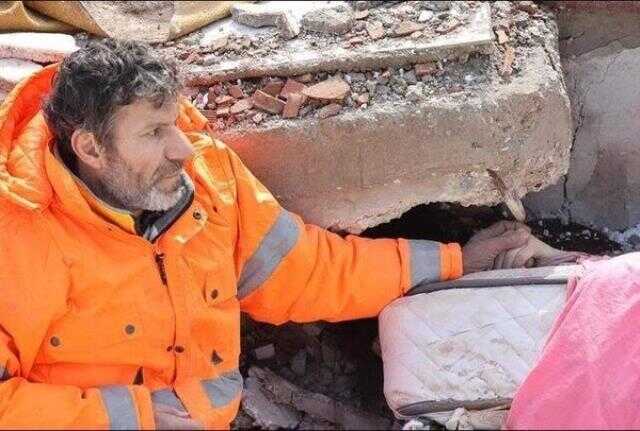 Enkaz altındaki kızının elini bırakmayan baba konuştu: Çıplak ellerimle enkazı kazmaya çalıştım